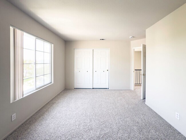 Building Photo - RARE 6 BEDROOM HOME FOR RENT IN OPTIMUM LO...