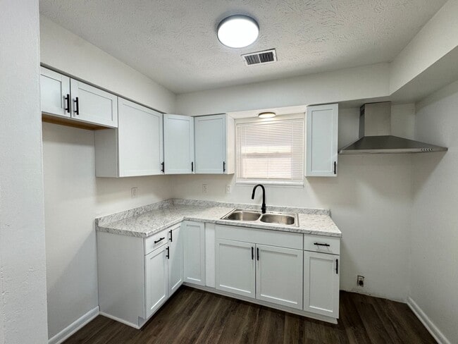 Primary Photo - 2079 Laverne Ct