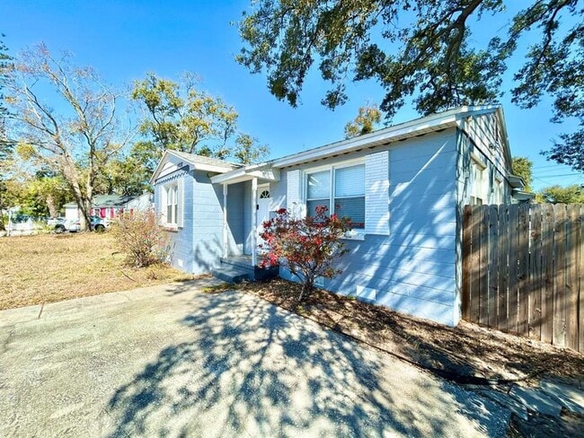 Building Photo - 2720 Edwards Ave S