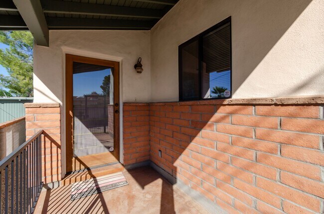 Building Photo - Charming Central Guest House