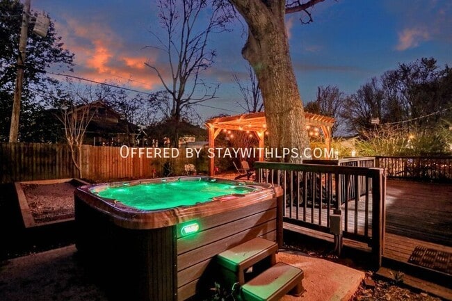 Building Photo - 397 Angelus St