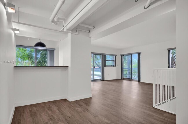 Building Photo - 4332 Collins Ave