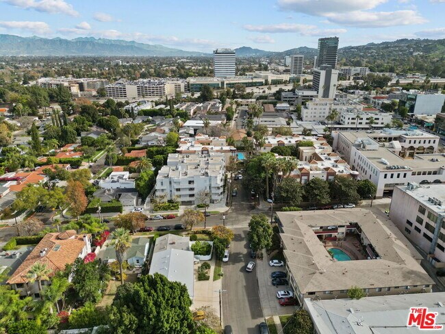 Building Photo - 15529 Moorpark St