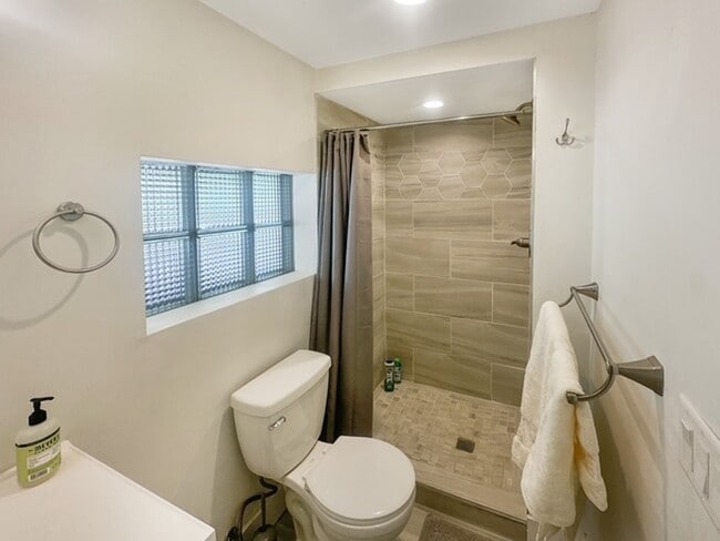 Building Photo - Studio Apartment on Wellington in Breck!  Utilities included.  Year Lease