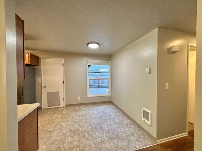 Building Photo - Spacious 3 Bed, 1.0 Bath House - Fully Fen...