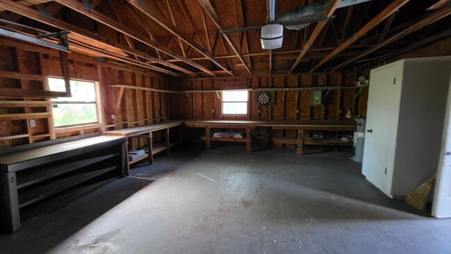 Building Photo - Studio garage apartment