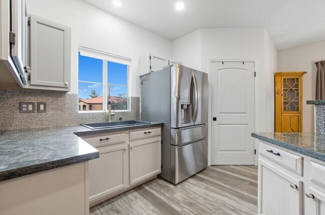 Building Photo - Upgraded 1 Bedroom Condo in Gated Communit...