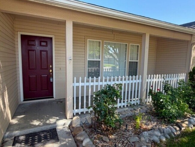 Building Photo - Beautiful and spacious 3 bed 2 bath home in Meridian just off Ten Mile and W Pine Ave