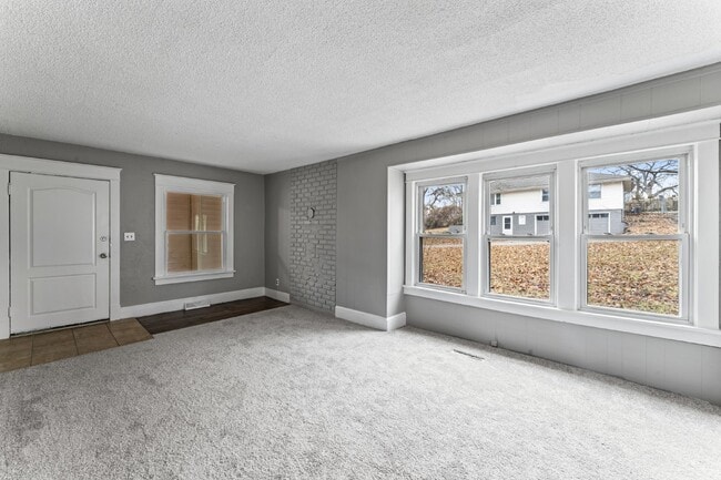 Building Photo - COMING SOON!! Charming 2-Bedroom Haven in Kansas City Northland!