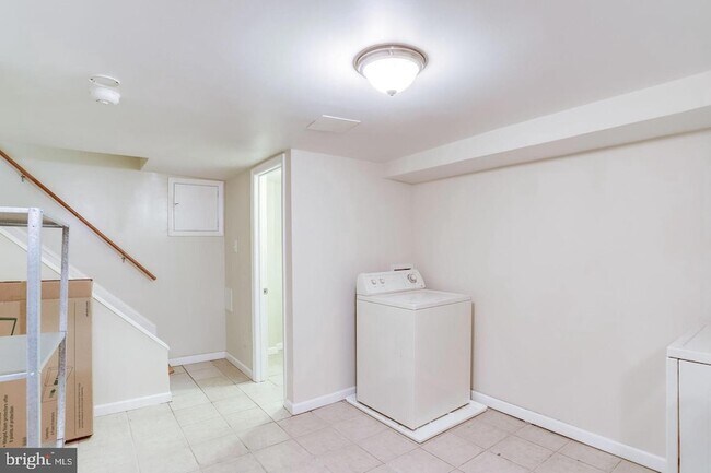 Building Photo - 1417 G St NE