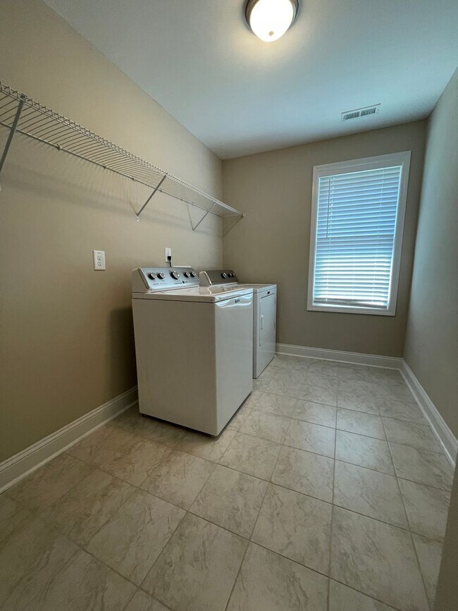 Building Photo - 3 Bedroom 3 Bathroom in Haymount! Pets okay