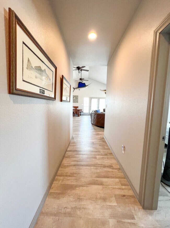 Building Photo - 4037 Summit Dr