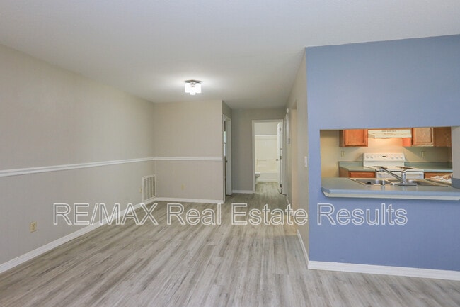 Building Photo - 205 White Oak Dr NE