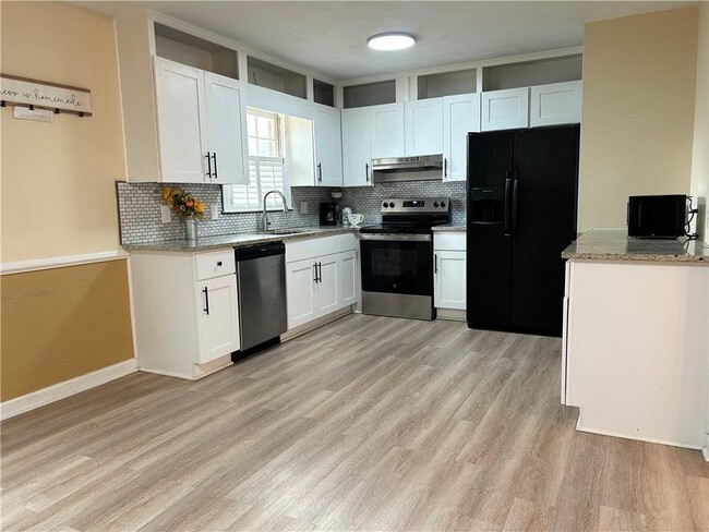 Building Photo - 1005 Eastview Rd NE