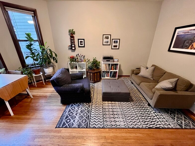 Building Photo - 906 N Oakley Blvd