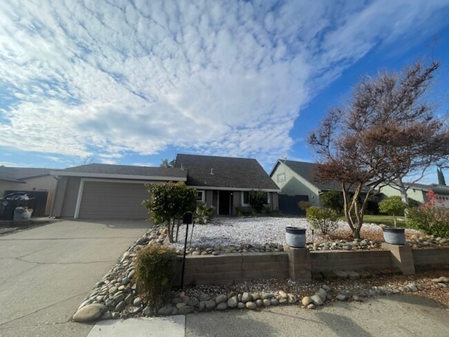 Building Photo - Newly Remodeled 5 Bedroom 3 Bath Home in C...