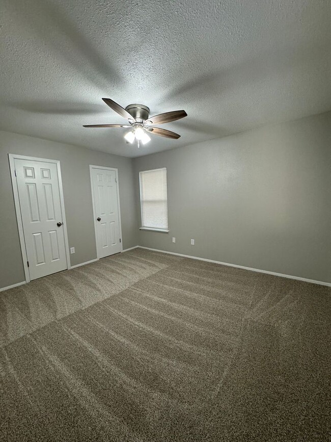 Building Photo - 2 bedrooms 1.5 bath townhome