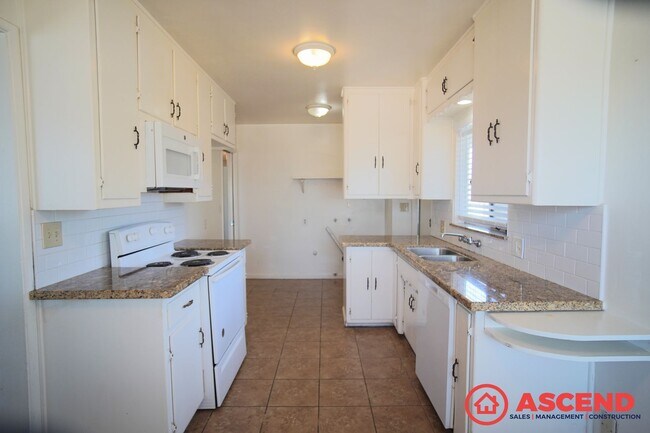 Building Photo - 1017 Paloma St