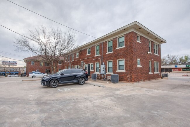 Building Photo - Welcome to this charmingly updated 2 Bedroom 1 Bathroom Bungalow Located in the Historic Jefferso...