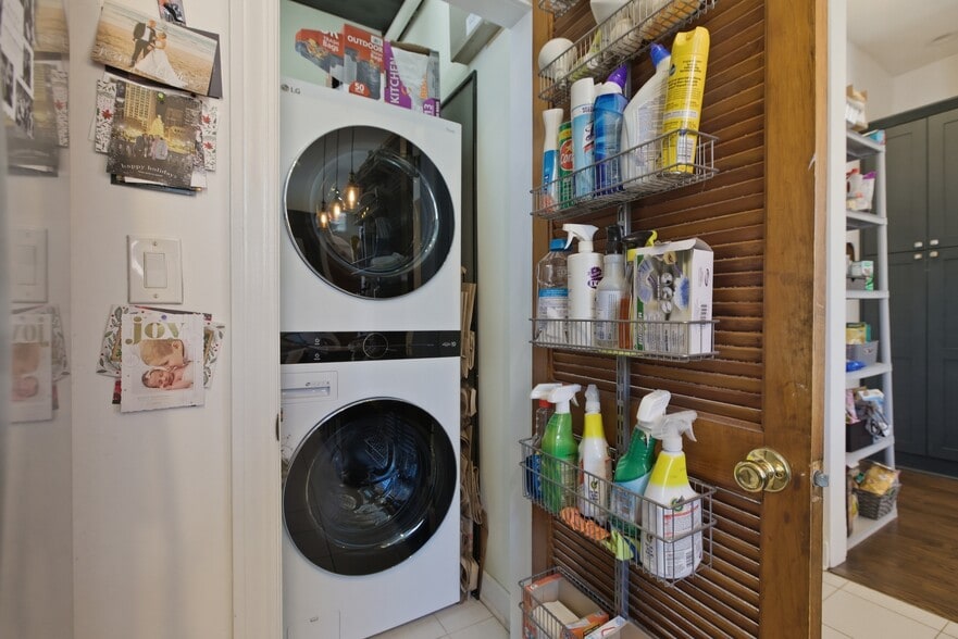 Building Photo - 850 W Oakdale Ave