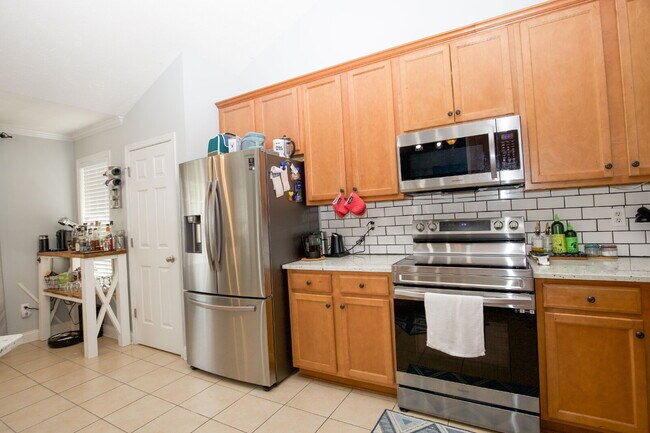Building Photo - 355 Hogart St