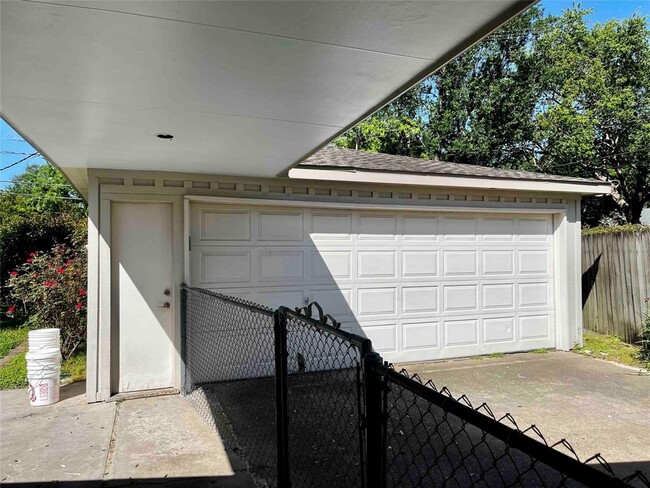 Building Photo - 8106 Mullins Dr