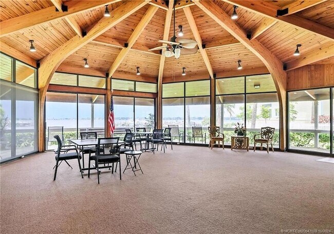 Building Photo - 150 SE Four Winds Dr