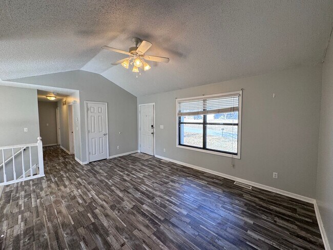 Building Photo - 5 Bedrooms!