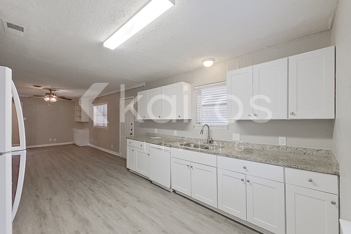 Building Photo - 738 Willowood Ln