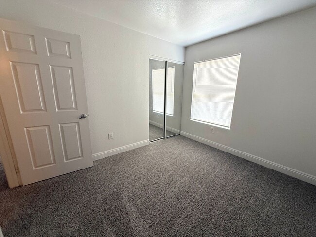 Building Photo - SPACIOUS 3BED/2BATH CONDO ON THE FIRST FLOOR!