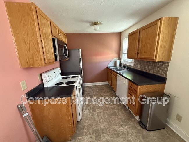 Building Photo - 3300 Miami St
