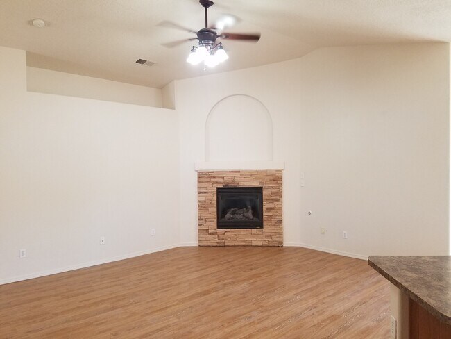 Building Photo - 3 bed, 2 bath, 1400 sq ft home in Huning Ranch - New Carpet