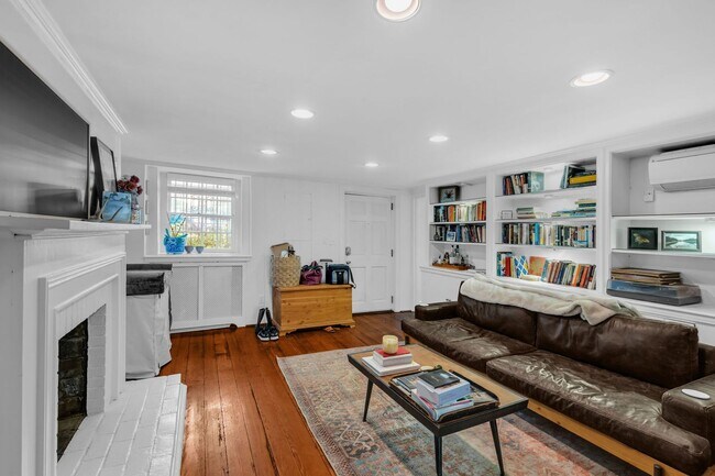 Building Photo - Charming and light-filled garden condo in ...