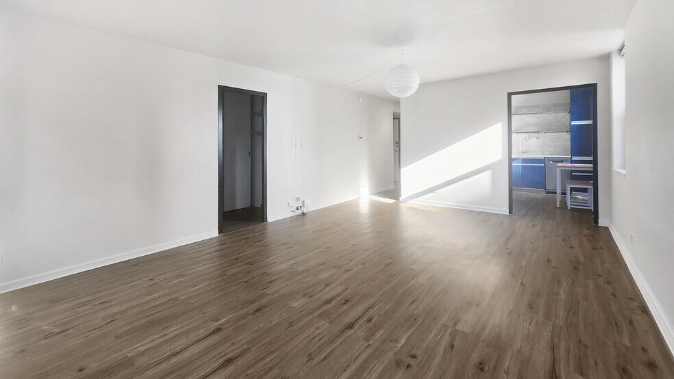 Building Photo - 253 E Delaware Pl