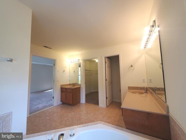 Building Photo - 5 Bandcroft Dr