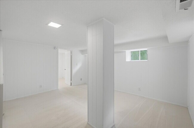 Building Photo - Elegant End-Unit Fairlington Villages Townhome with Private Balcony & Exceptional Community Ameni...