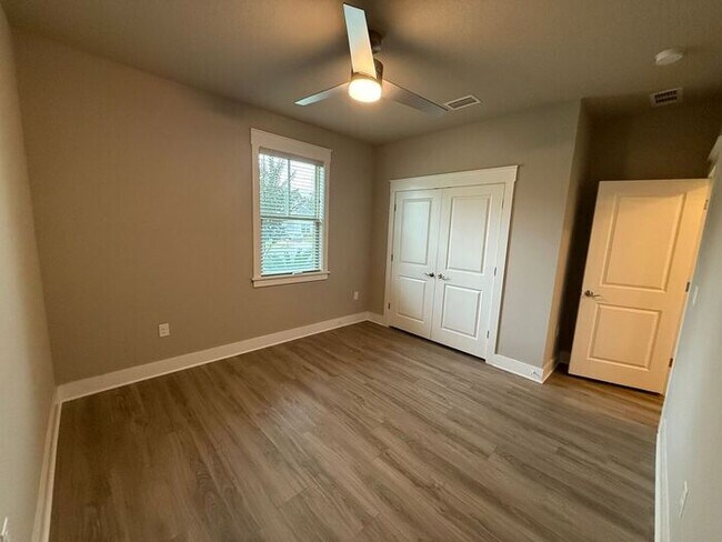Building Photo - Gulf Breeze - 4 bedroom, 2.5 bathroom - lawn care included