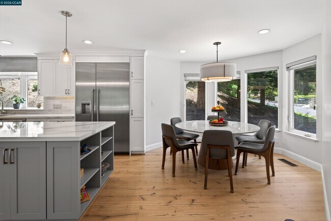 Building Photo - 2324 Saddleback Dr
