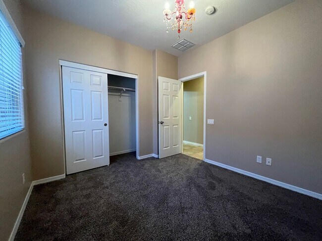 Building Photo - BEAUTIFUL 4 BEDROOM 2 BATHROOM HOME IN PEORIA