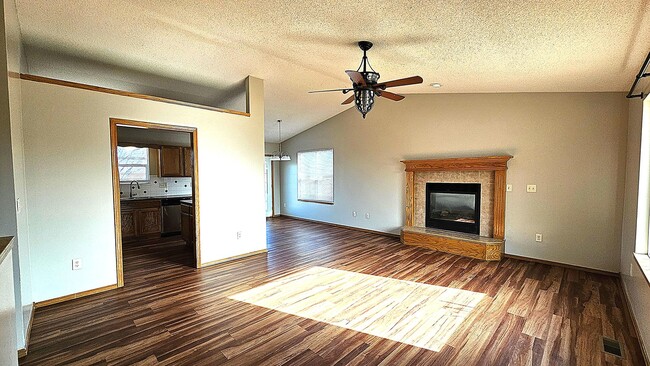 Building Photo - 4 bed, 3 bath Home w/ 2 car garage in Hays...