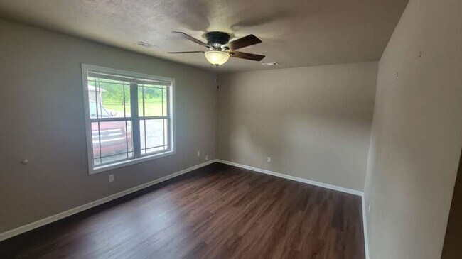 Building Photo - 3/1 Apartment in Batesville • Water Included • Commutable