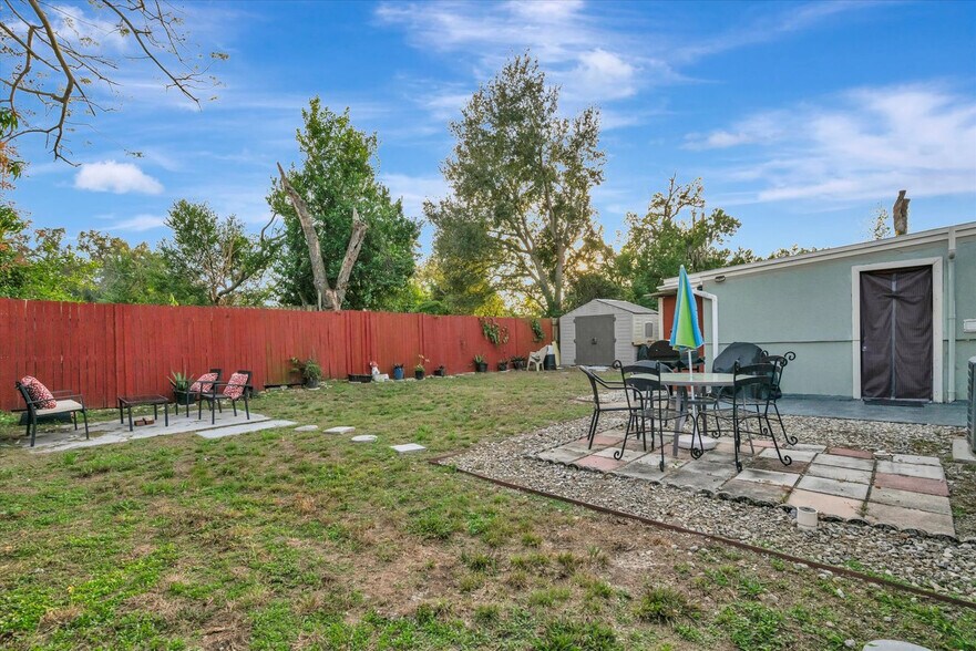 Building Photo - 4213 E Yukon St