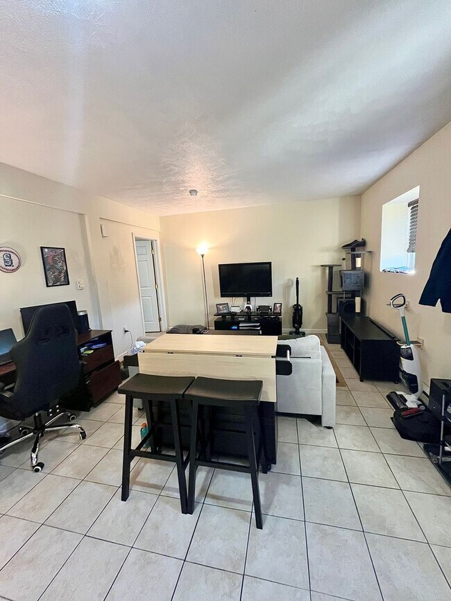 Building Photo - 626-628 Valentine St