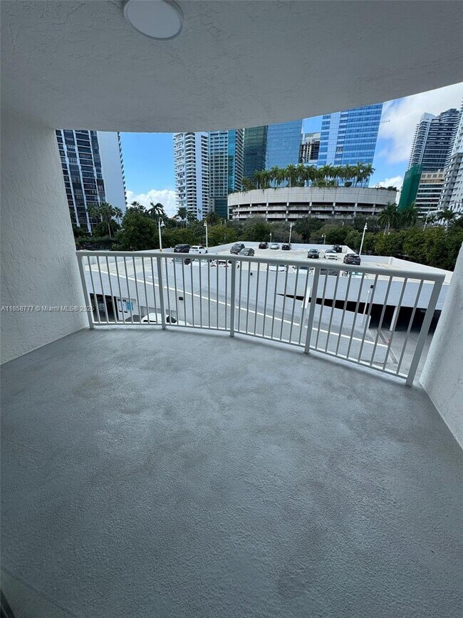 Building Photo - 1420 Brickell Bay Dr