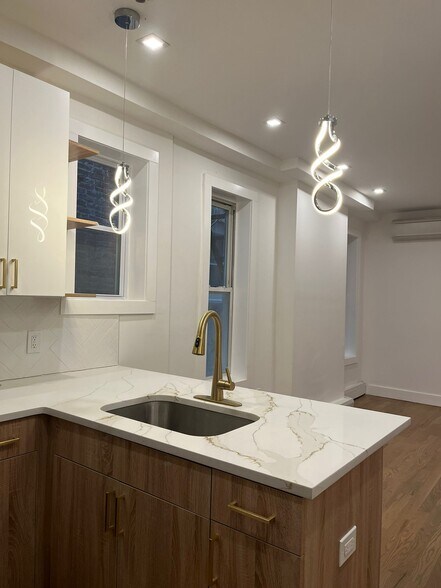 Building Photo - 232 Van Horne St