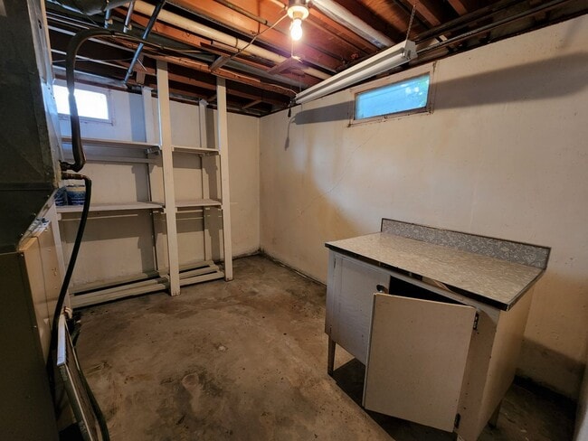 Building Photo - Great NE 3 bedroom 1.5 bath Near Center Po...