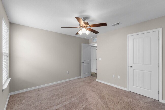 Building Photo - 426 Eisenhower Dr