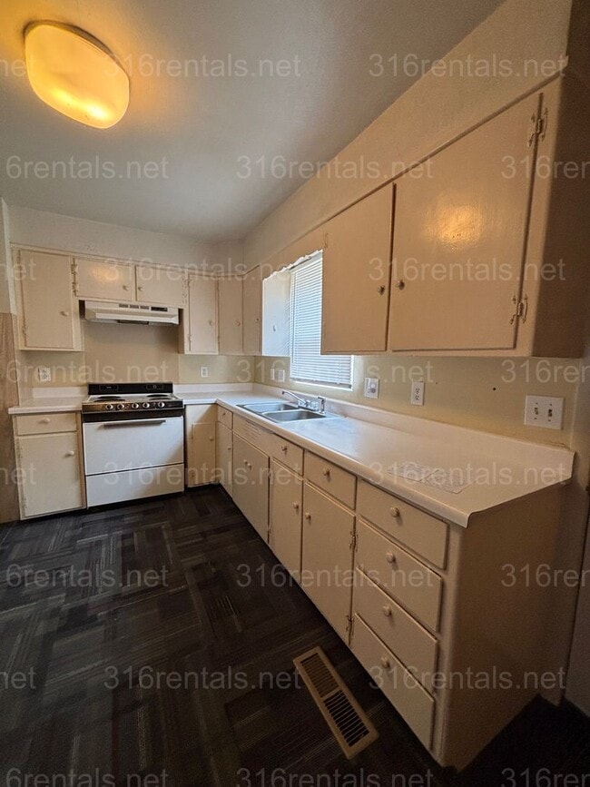 Building Photo - One bed one bath duplex available now!