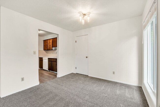 Building Photo - 1628-1628 Madras St SE