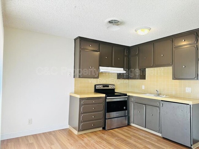 Building Photo - 1668 W Ashlan Ave